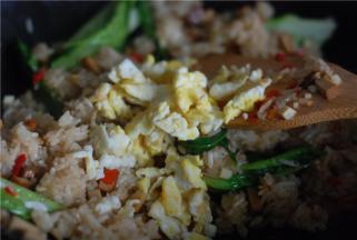 最后加炒散的鸡蛋，加一点点鸡精调味