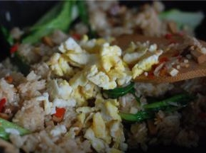 最后加炒散的鸡蛋，加一点点鸡精调味