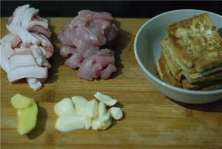 猪肉肥瘦分开，切片，煎好的豆腐，姜蒜备好