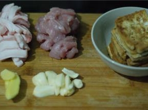 猪肉肥瘦分开，切片，煎好的豆腐，姜蒜备好