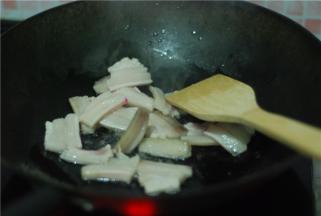 锅里放少许油，油热后往锅里放肥肉，小火翻炒，炼猪油，多余的猪油可倒进小碗里。