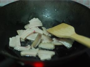 锅里放少许油，油热后往锅里放肥肉，小火翻炒，炼猪油，多余的猪油可倒进小碗里。