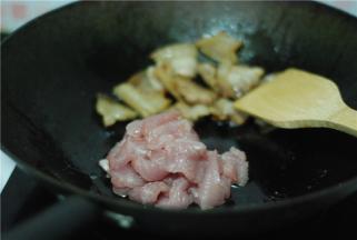 锅里只留适量的油，放瘦肉到锅里翻炒至变色。