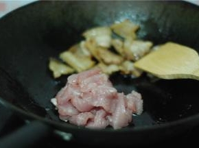 锅里只留适量的油，放瘦肉到锅里翻炒至变色。