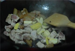 接着放葱、姜、花椒炒香，放一勺老抽上色。