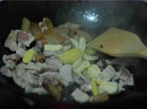 接着放葱、姜、花椒炒香，放一勺老抽上色。