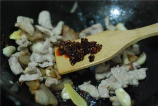 上色均匀后加一勺秘制油辣椒，炒匀，也可以用老干妈代替。