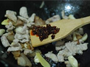 上色均匀后加一勺秘制油辣椒，炒匀，也可以用老干妈代替。