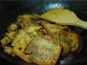 加煎好的嫩豆腐翻炒，放一小碗水，稍微焖一下让豆腐吸收汤汁，以便入味。最后加适量盐、鸡精调味即可出锅。