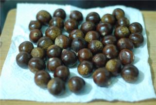 水里搓一下板栗，表皮的脏东西洗干净，可用干布、厨房用纸吸干表面水分。