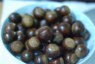 用砍刀砍十字状，深一点没关系，这样蒸出来口子大，好剥