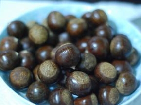 用砍刀砍十字状，深一点没关系，这样蒸出来口子大，好剥