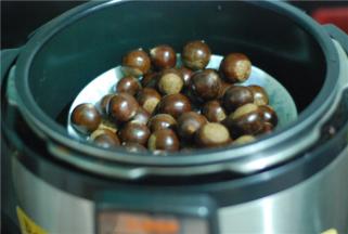 放盘子里跟大米一起蒸，米饭熟了栗子也熟了，是不是超级简单