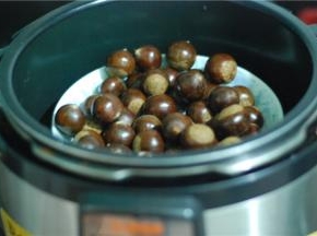 放盘子里跟大米一起蒸，米饭熟了栗子也熟了，是不是超级简单