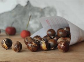 出锅时盘子会有少量水分，把板栗倒到漏盆里放凉。小时候就是自己折一个纸筒，装栗子、葵花籽、花生、炒米......