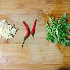 蒜切碎，朝天椒切圈，香菜切段