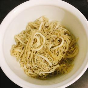 水烧开后下毛肚，迅速捞起，大概5秒钟左右，老了就不好吃