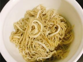 水烧开后下毛肚，迅速捞起，大概5秒钟左右，老了就不好吃