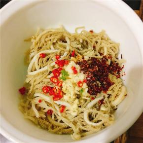 辣椒圈、蒜蓉、辣椒面，一点点盐、生抽、花椒油都倒进碗里