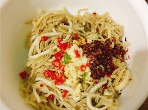 辣椒圈、蒜蓉、辣椒面，一点点盐、生抽、花椒油都倒进碗里