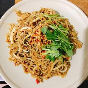 橄榄油烧八分热，浇上，拌开。欧啦，好吃！毛肚刚刚好，不老，有嚼劲