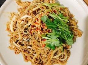 橄榄油烧八分热，浇上，拌开。欧啦，好吃！毛肚刚刚好，不老，有嚼劲