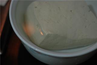 嫩豆腐一块，切成小块