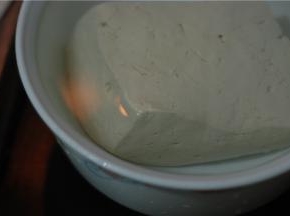 嫩豆腐一块，切成小块