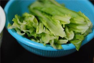 莴笋叶洗净待用