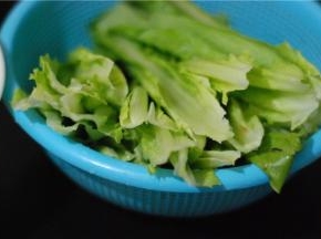 莴笋叶洗净待用