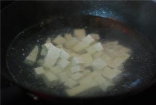 买的豆腐是刚刚出炉的，热乎乎的没有生豆味，就不焯水了，锅里加水，沸腾后放豆腐