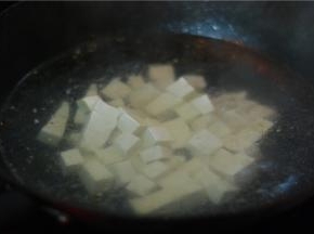 买的豆腐是刚刚出炉的，热乎乎的没有生豆味，就不焯水了，锅里加水，沸腾后放豆腐