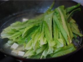 翻腾2-3分钟后，把莴笋叶放进来