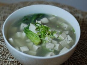 加胡椒粉、盐、鸡精调味，莴笋叶断生就可以关火