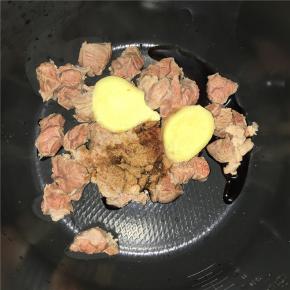 牛腩先焯水，姜片、孜然粉、老抽、盐放电饭煲里