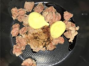 牛腩先焯水，姜片、孜然粉、老抽、盐放电饭煲里