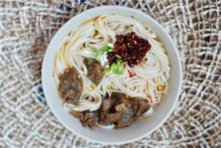 汤锅加清水煮挂面，加牛腩、辣椒面、葱花，调自己喜欢的口味