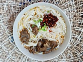 汤锅加清水煮挂面，加牛腩、辣椒面、葱花，调自己喜欢的口味