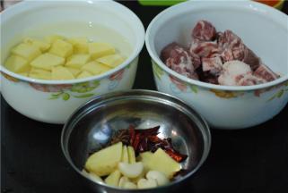 准备食材，土豆切块，排骨切块，大小依个人口味而定，调味料有八角、干辣椒、姜蒜片、花椒