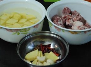 准备食材，土豆切块，排骨切块，大小依个人口味而定，调味料有八角、干辣椒、姜蒜片、花椒