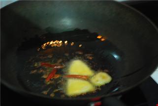热锅倒油，小火煸香调味料，不要炒太久