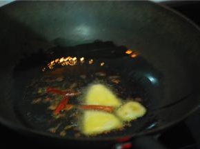 热锅倒油，小火煸香调味料，不要炒太久