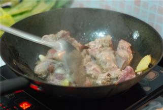 倒入排骨翻炒，排骨不事先焯水