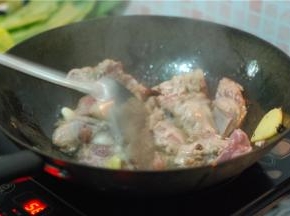 倒入排骨翻炒，排骨不事先焯水