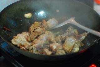 排骨炒至变白后，倒一勺老抽，少量白糖，适量盐
