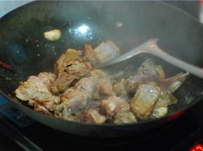 排骨炒至变白后，倒一勺老抽，少量白糖，适量盐