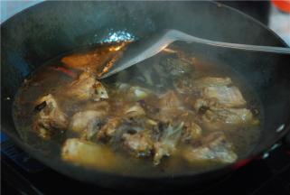 加水，没过排骨即可，不盖锅盖