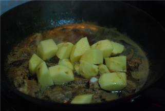 锅里沸腾之后放土豆进去，同样不需盖锅盖