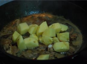 锅里沸腾之后放土豆进去，同样不需盖锅盖