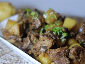 最后排骨熟了，土豆也绵了，加点鸡精就可以出锅